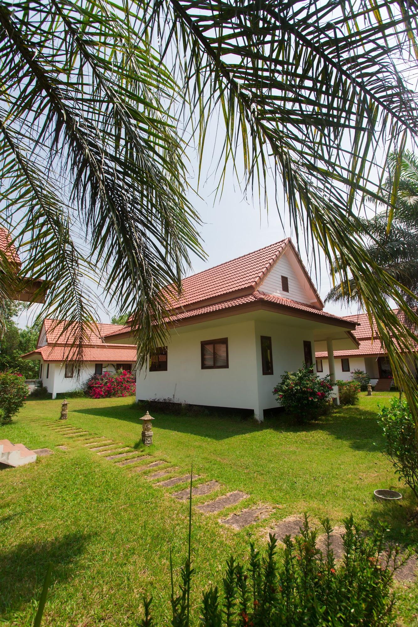 Armonia Village Resort And Spa Чумфон Екстериор снимка