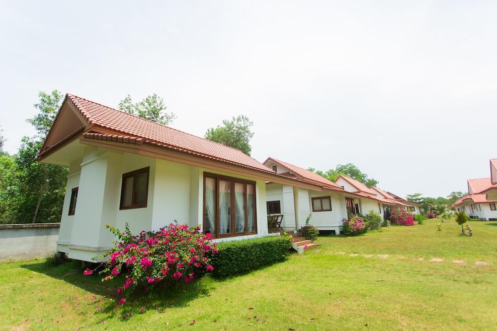 Armonia Village Resort And Spa Чумфон Екстериор снимка