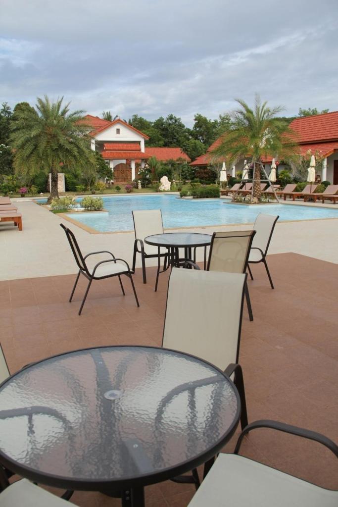 Armonia Village Resort And Spa Чумфон Екстериор снимка