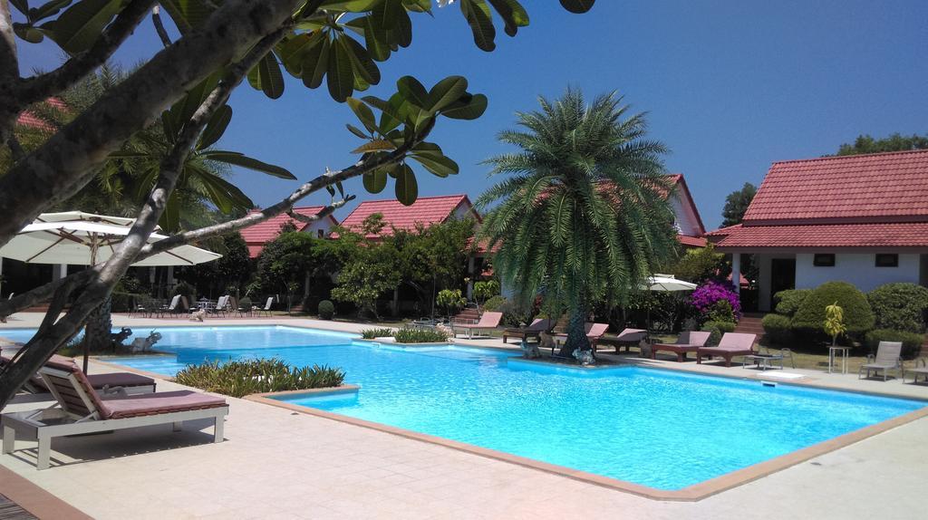 Armonia Village Resort And Spa Чумфон Екстериор снимка