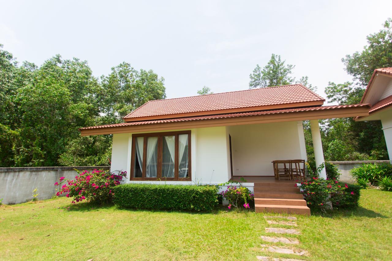 Armonia Village Resort And Spa Чумфон Екстериор снимка